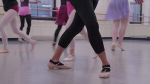 Image from Amit Lerner's film Pam. We see the feet of 6 ballerinas practicing inside what appears to be a dance studio.